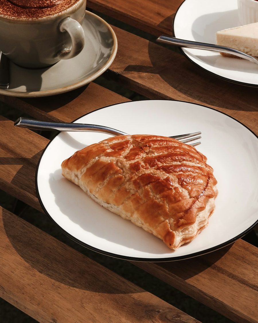 Chausson aux pommes doré sur une assiette