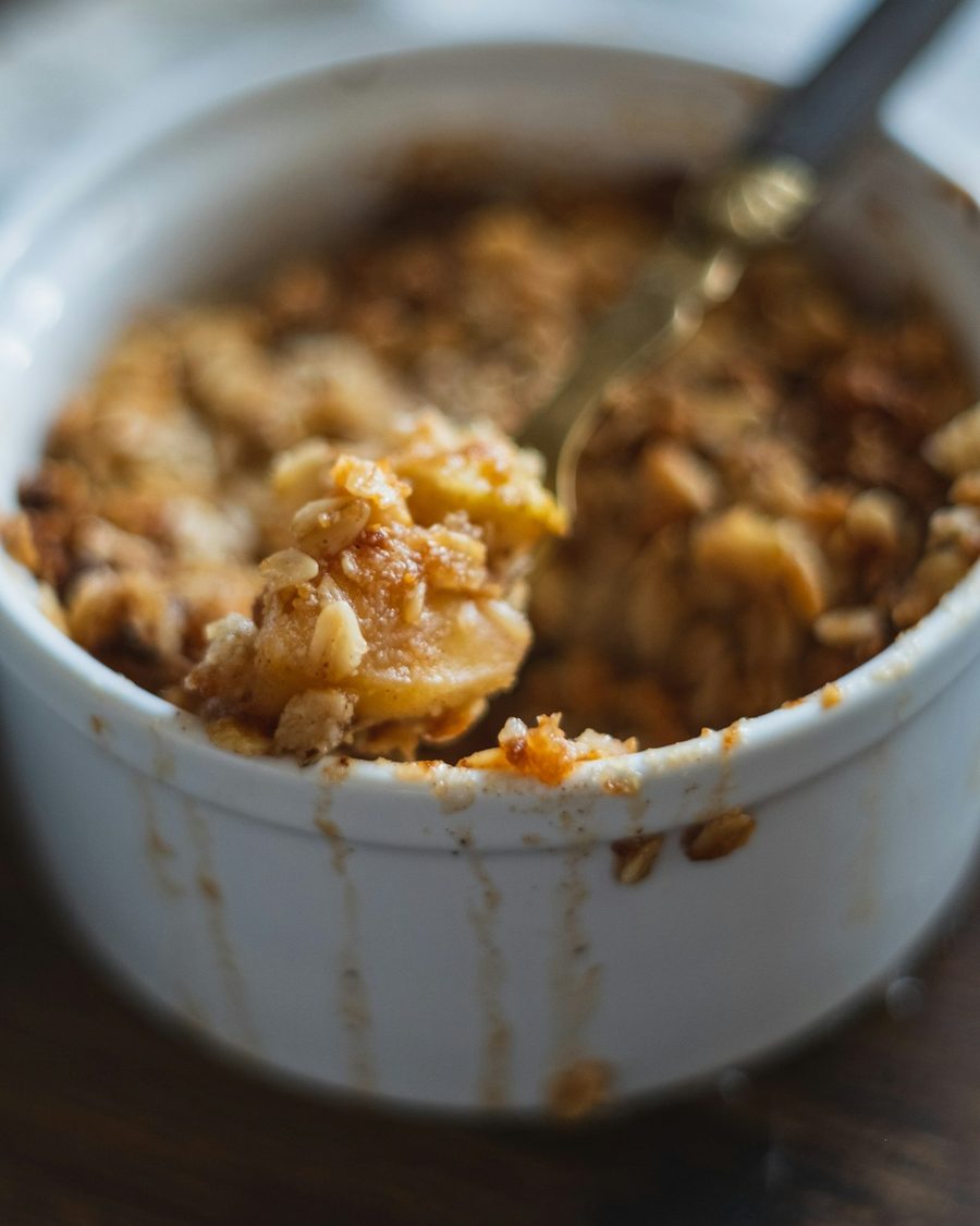 Crumble aux pommes servi dans un ramequin