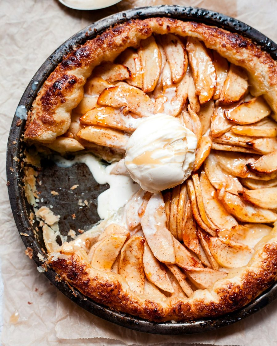 Tarte aux pommes, lamelles en rosace, avec une boule de glace